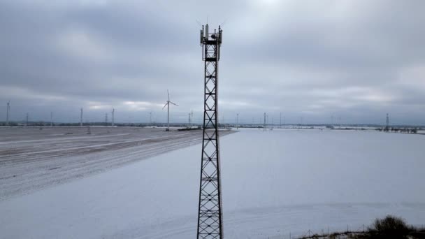 Torre Celular Móvil Mástil Teléfono Transmisión Nieve Invierno Dron Ascendente — Vídeo de stock