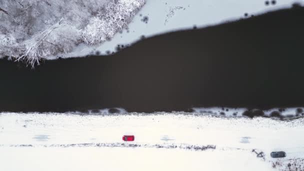 Winter Sneeuw Rivier Bos Bewolkte Lucht Duitsland Een Drone Verticale — Stockvideo
