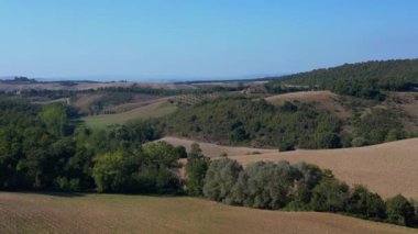 Köy evi manzarası, Tuscany İtalya. İHA. Panorama İnsansız Hava Aracı Yüksek kalite 4K görüntü