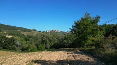 Köy evi manzarası, Tuscany İtalya. İHA. İHA 'yı ters uçur Yüksek kalite 4K görüntü