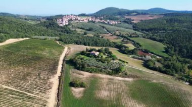 Köy evi manzarası, Tuscany İtalya. Panorama yörünge dronu. Yüksek kalite 4k görüntü