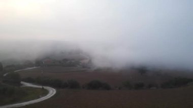 Gündoğumu sabahı sisi İtalya 'nın sonbaharda Toskana manzarası. panorama genel görünümü drone 4k video