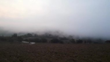 Gündoğumu sabahı sisi İtalya 'nın sonbaharda Toskana manzarası. İHA 'nın 4K görüntülerini ters uçur