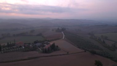 Gündoğumu sabahı sisi İtalya 'nın sonbaharda Toskana manzarası. panorama genel görünümü drone 4k video