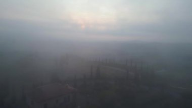 Gündoğumu sabahı sisi İtalya 'nın sonbaharda Toskana manzarası. İHA 4K görüntü aktarımı