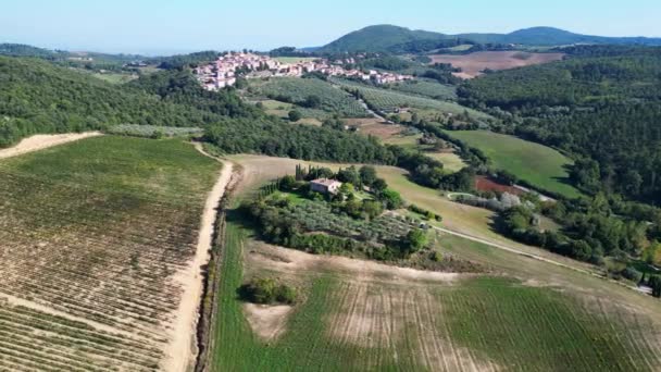 Casa Pueblo Paisaje Otoño Toscana Italia Dron Órbita Panorámica Imágenes — Vídeos de Stock