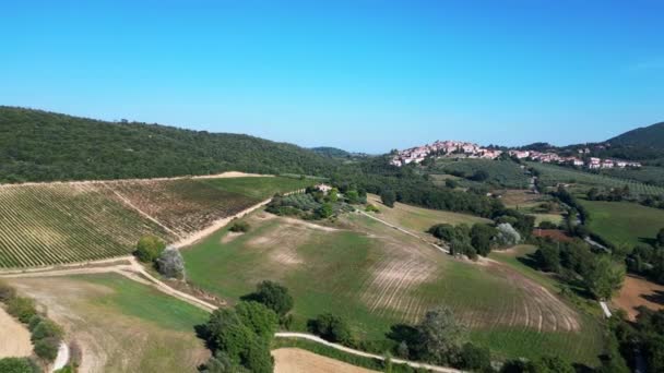 Dorfhauslandschaft Herbst Toskana Italien Drohnen Fliegen Rückwärts Drohne Hochwertiges Filmmaterial — Stockvideo