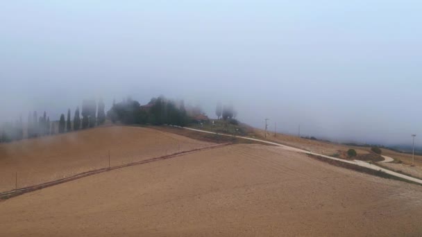 黎明时分 意大利托斯卡纳的风景在秋天被浓雾笼罩 全景概览无人驾驶飞机4K镜头 — 图库视频影像