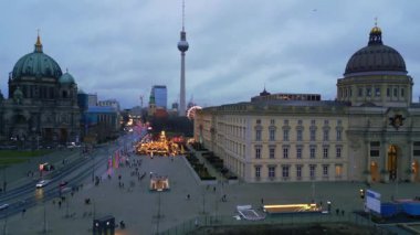  Berlin Bulutlu Kış Şehri Sarayı Xmas Pazarı. doly right drone 4k sinematik görüntüler 