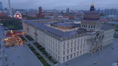  Berlin Bulutlu Kış Şehri Sarayı Xmas Pazarı. panorama genel bakış İHA 4k sinematik görüntüler 
