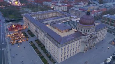 Berlin Bulutlu Kış Şehri Sarayı Xmas Pazarı. 4k 'ın üzerindeki sinematik görüntülerden insansız hava aracı görüntüleri 