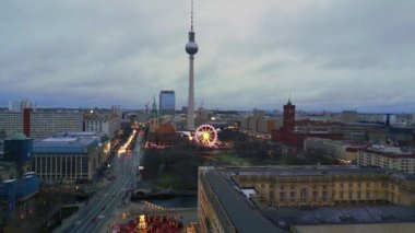  Berlin Bulutlu Kış Şehri Sarayı Xmas Pazarı. İHA 'yı ters çevir. 4k sinematik görüntü. 