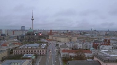  Berlin Kış Noel Pazarı Almanya. panorama genel bakış İHA 4k sinematik görüntüler 