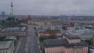  Berlin Kış Noel Pazarı Almanya. İHA 4k sinematik görüntüyü eğ 