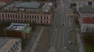  Berlin Kış Noel Pazarı Almanya. İHA 4k sinematik görüntüyü yukarı eğ 