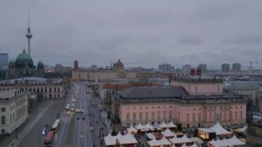  Berlin Kış Noel Pazarı Almanya. panorama genel bakış İHA 4k sinematik görüntüler 