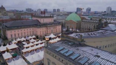  Berlin Kış Noel Pazarı Almanya. İnsansız hava aracı kamerası 4k sinematik görüntüyü gösteriyor 
