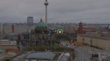  Berlin Kış Noel Pazarı Almanya. İHA 4k sinematik görüntüyü eğ 
