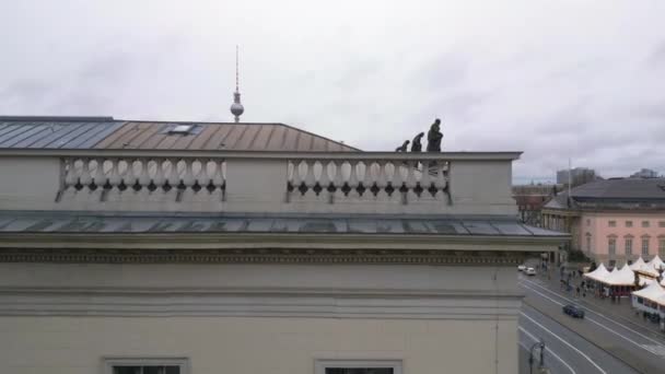 Berlim Nublado Mercado Xmas Palácio Cidade Inverno Drone Ascendente Filmagens — Vídeo de Stock