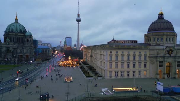 Berlin Molnigt Winter City Palace Xmas Marknaden Dolly Höger Drönare — Stockvideo