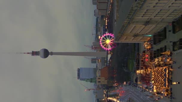 Berlin Trübt Den Weihnachtsmarkt Winterpalais Vertikale Vogelperspektive Drohne Filmmaterial — Stockvideo