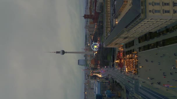 ベルリンの曇った冬の都市宮殿Xmas市場 縦の鳥の目視ドローン4K映画映像 — ストック動画