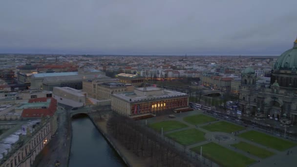 Berlínský Zamračený Zimní Městský Palác Vánočního Trhu Rotace Doprava Dron — Stock video