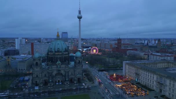 Berlínský Zamračený Zimní Městský Palác Vánočního Trhu Široký Přehled Oběžné — Stock video