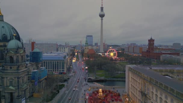 Berlínský Zamračený Zimní Městský Palác Vánočního Trhu Fly Reverse Drone — Stock video