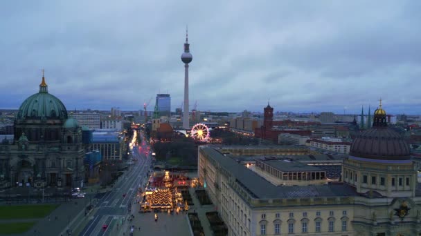 柏林阴云密布的冬宫圣诞市场 全景概览无人驾驶4K电影胶片 — 图库视频影像