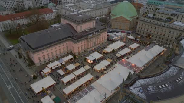 ベルリン 冬のクリスマス市場 ドイツ 上のドローン トップ ビュー 映画映像 — ストック動画