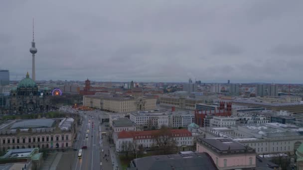 Berlijn Winterkerstmarkt Duitsland Dalende Drone Filmische Beelden — Stockvideo