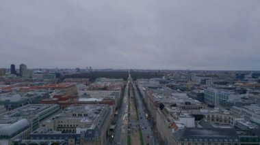  Berlin Kış Unter den Linden Gate. İHA 4k sinematik görüntüyü eğ 