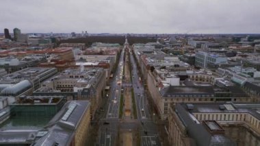 Berlin Kış Unter den Linden Gate. İHA 4k sinematik görüntüyü eğ 