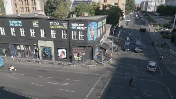 スインガークラブ セックスクラブキットカット市 ベルリン 夏の日 広い軌道の概要のドローン4K映画映像 — ストック動画