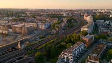 Techno Party elektro dans kulübü yaz günü Berlin Almanya 'yı yeniledi. panorama genel bakış İHA 4k sinematik görüntüler 