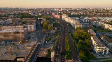 Techno Party elektro dans kulübü yaz günü Berlin Almanya 'yı yeniledi. panorama yörünge drone 4k sinematik görüntüler 
