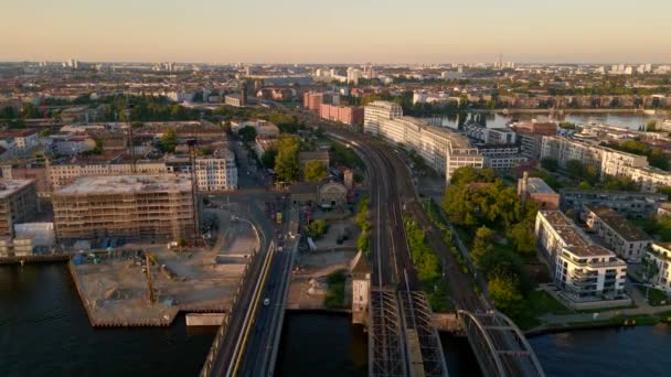 テクノパーティーのエレクトロダンスクラブは ドイツの夏の日にベルリンを改名します スピードランプ ハイパーラプス モーションラプス タイムラプス 映画映像 — ストック動画