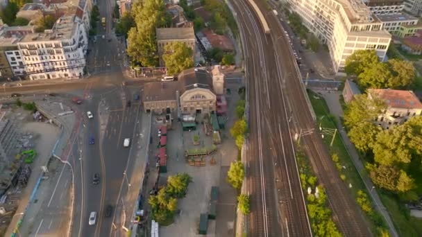 技术党电舞俱乐部宣布柏林为德国夏季城市 飞行反向无人机4K电影胶片 — 图库视频影像