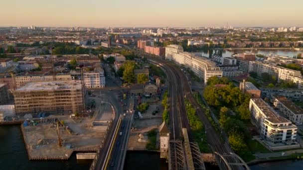技术党电舞俱乐部宣布柏林为德国夏季城市 飞越4千架无人驾驶飞机的电影胶片 — 图库视频影像