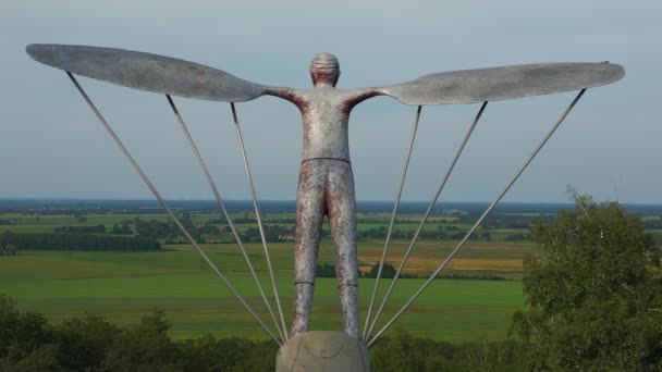 Lilienthal Monument Volant Colline Été Allemagne Descendant Drone Séquences Cinématographiques — Video