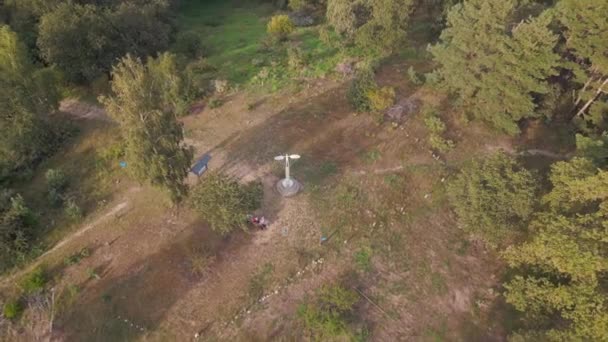 Monumento Lilienthal Volando Colina Verano Alemania Dron Descendente Filmación Cinematográfica — Vídeo de stock