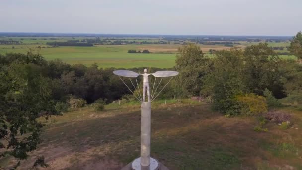 Monumento Lilienthal Volando Colina Verano Alemania Volar Dron Inverso Filmación — Vídeo de stock