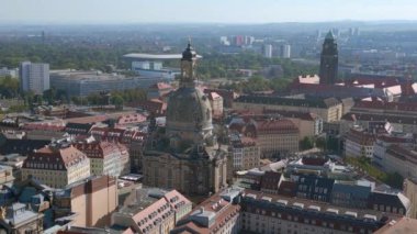 Cityscape Dresden Kadın Kilisesi Frauenkirche Şehri Almanya, 23. gün güneşli mavi gökyüzü İHA 4K sinematik görüntü