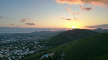 İbiza adası gün batımı Bossa Green Hills Villa. Sonbahar İHA 'sı 2023' te düştü. İHA 'nın 4K' lık görüntüsü iniyor.