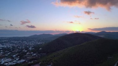 İbiza adası gün batımı Bossa Green Hills Villa. İnsansız hava aracı sonbahar düşüşü 2023. Panorama İnsansız Hava Aracı Yüksek kaliteli 4K görüntü
