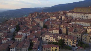  Eski İtalyan kasabası ortaçağ köyü Toskana. İHA 'nın uçuş sırasında 4k sinematik görüntüler 