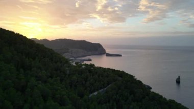 Dağ Günbatımı renkli Bulut Adası İbiza 2023. İHA 'nın 4K' lık görüntülerini ters çevir.