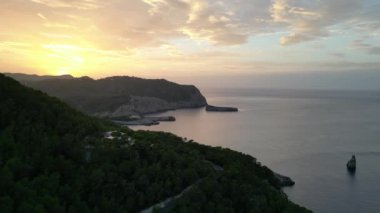 Dağ Günbatımı renkli Bulut Adası İbiza 2023. Yüksek kalite Dolly 4K görüntü bıraktı