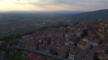  Eski İtalyan kasabası ortaçağ köyü Toskana. panorama genel bakış İHA 4k sinematik görüntüler 